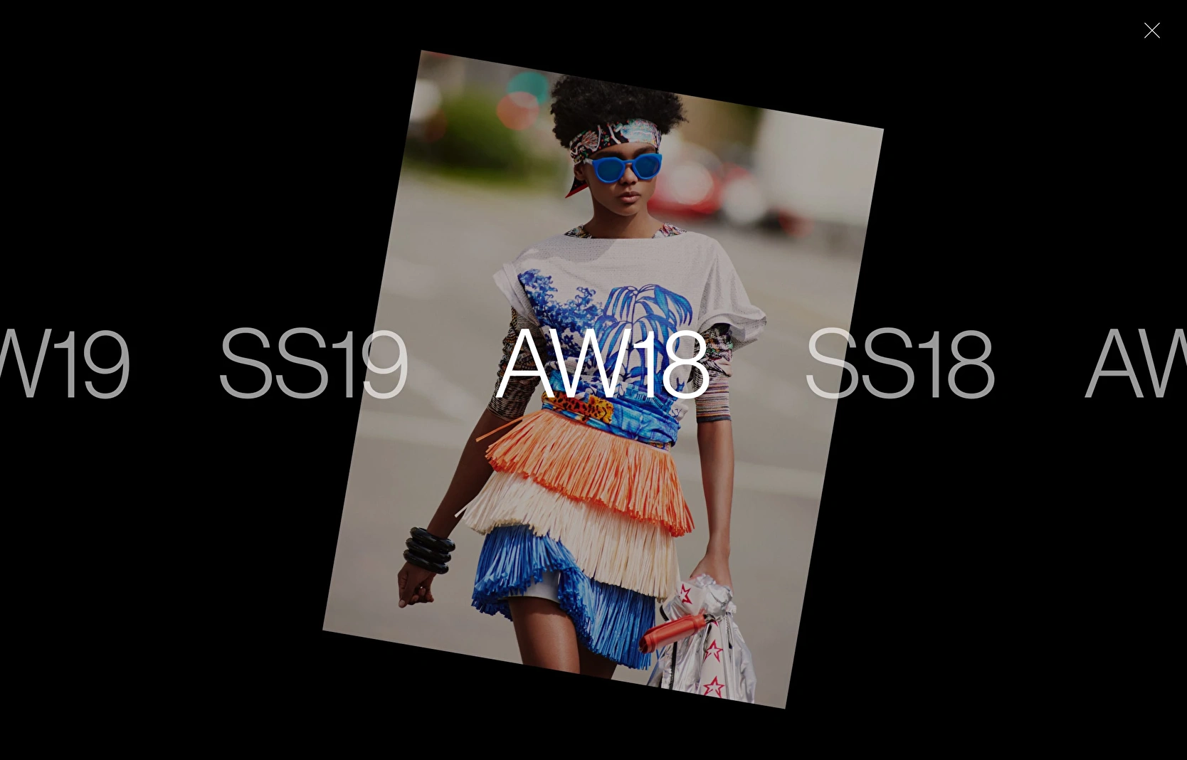 Uppercasse fonts as a slider to choose the different Desigual fashion collections. 