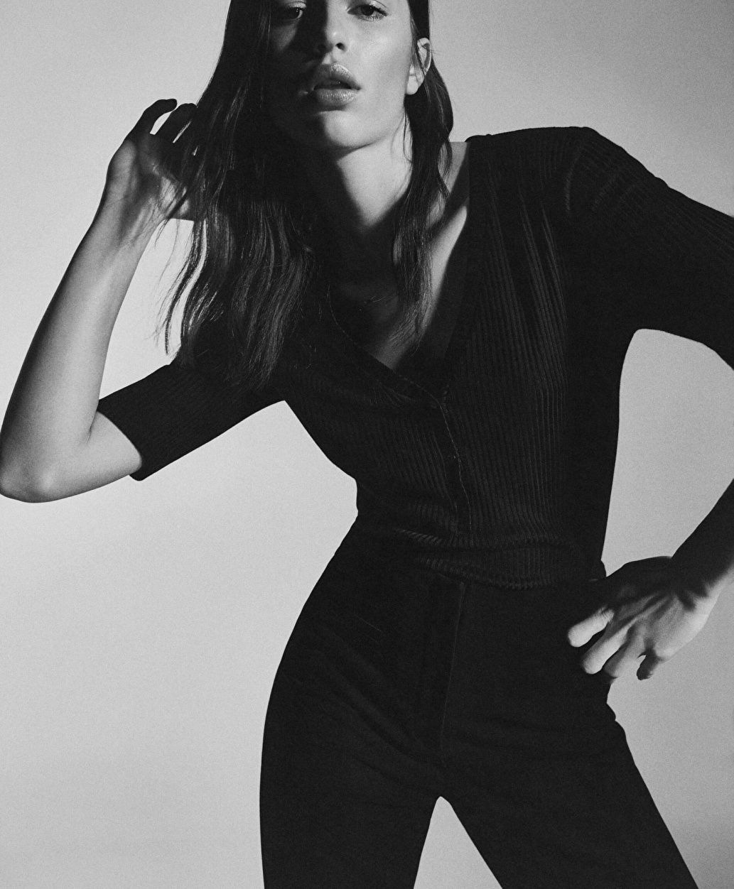 Model wearing neutral Massimo Dutti  clothing.